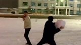 男人的快乐就是这么简单，玩打雪仗吗？两败俱伤的那种！