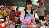 福建农村赶集才有的美食，1碗面条5块有6颗肉丸子，还得蹲着吃