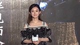 赵丽颖产后首复出，白色长裙亮相优雅十足，一个细节暴露真实身材