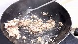 买回的豆角和肉沫一起炒，好吃又下饭，做法超简单