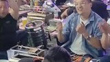 烧烤摊上顾客们载歌载舞，老板娘也跟着嗨起来