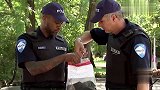 “警察”以办案为由闻路人脚，路人都快笑坏了
