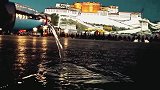 往地上倒了一点水，在拍布达拉宫，会出现什么样的情景？