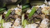 高校食堂饭菜吃出苍蝇蝌蚪青蛙 校方:有此事 在处理