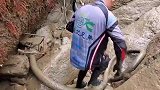 四台抽水机挑战两层楼高深坑，坑底惊现鱼王！