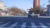 车主停车在等红灯，副驾驶装逼装成功了