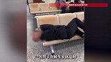 男子头钻进候车室椅子扶手出不来，看呆路人大哥