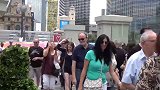 小哥整蛊路人，让路人呆在原地傻笑