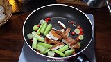 西芹和什么搭配炒最好，我认为西芹和豆干搭配炒最好