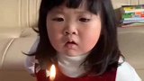 妈妈过生日，女儿帮吹蜡烛却怎么都吹不灭
