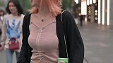 小姐姐的发色好看，瘦瘦的身材却很好，看来是大哥的女人！