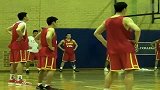 中国男篮-男篮澳洲首训 热身放松秀瑜珈功夫-新闻