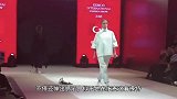 误闯T台的猫咪，不仅不害怕，竟还走起了猫步，镜头记录搞笑瞬间