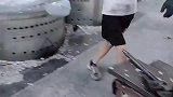 不戴安全防护, 这么高的温度不怕烫伤吗