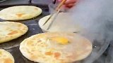 广西街边大妈制作的美食 灌鸡蛋饼  你觉得怎么样？