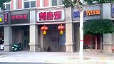 敬老院里的老人扶着栏杆望向街边