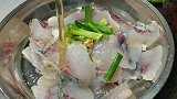 水煮鱼好吃有窍门，跟着这个方法做，鱼肉滑嫩无腥味，越吃越想吃