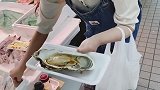 在日本海鲜市场，萌妹教你吃生蚝