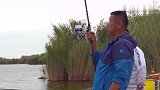 看到抛竿上鱼，李大毛一路小跑，钓到一条巨物！