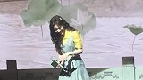 鞠婧玮黄色打底衫外搭吊带短裙演唱《千年等一回》，怯怯的好漂亮
