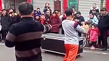 街头摆摊的演出，竟然还有这样的才艺，都是为了生活！