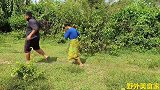 荒野胖叔：野外午餐烹饪条鱼，味道还不错大婶超级喜欢吃！