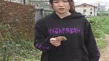 女孩用假钱坐摩的，将贵重物品落在车上，返回寻找发现感人一幕