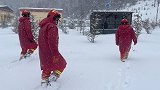 云南迪庆：男子衣衫单薄徒步遭遇暴雪被困 消防紧急救援