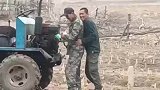 两大爷齐用力，将拖拉机打着火