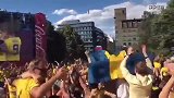 我们晋级啦！瑞典粉丝球迷广场狂欢胜利