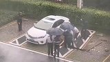 都是下雨惹的祸，多亏了我女儿及时把车开出来，往下面一看庆幸自己命大