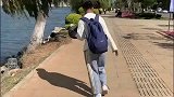 问君能有几多愁，恰似篮球掉到江里头