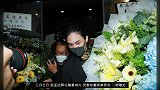 周星驰现身吴孟达葬礼，花篮摆满整个灵堂，四个字表达了感情深厚