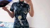 大长腿的小姐姐，在家自拍旗袍变装，这也太妩媚了