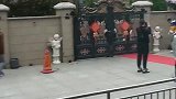 尽管新娘家的大门紧锁，伴郎新郎还是进来了，都怪娘家人太少！