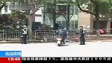 强行冲关撞巡警 播放监控望自首-5月7日