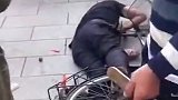 四川 绵竹 司机误把油门当刹车  一路撞翻多人……