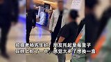 顾客托起草莓盒子称了一下没买，被女店主扯衣辱骂：摸过必须买！