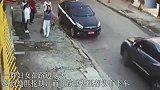 五名女子走路回家，突然遇到抢劫，她们机智应对捡回一命！