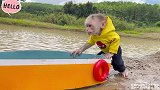 小猴子比比划船捞水果，回家后做了美味的彩虹果丹皮