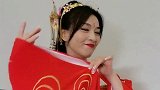 张庭把年龄活成了数字，舞姿活泼笑容十分默契，打扮的像个18岁