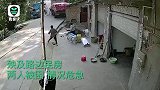 两辆货车狭路相撞：Duang的一声，一辆冲入路沟一辆撞毁民房