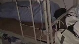 男生在室友耳旁放歌，把室友吓醒了