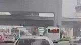 白车司机路口等灯时，与车内人员发生肢体冲突
