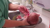 新生儿洗澡的真实过程！没生过孩子的你可以提前看看！