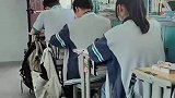 前后桌同学间的礼尚往来，满满的校园青春气息