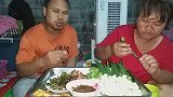 泰国夫妇吃烤肉、秋葵和西兰花，简单的晚餐，吃得很幸福