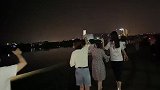 女孩跳江后顺水漂走大喊救命 岸上市民反应令人感动