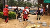 暖心！消防员洪水中宠溺式救娃