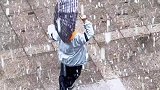 男生在雪中起舞引同学欢呼，很羡慕他的勇敢